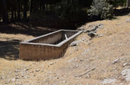 Fin de sendero. Alberca de caldera de destilación de aromáticas